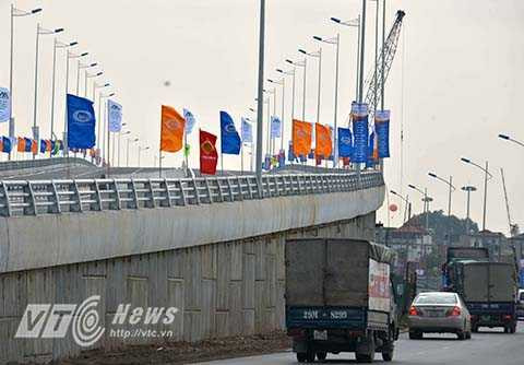 Tất cả phương tiện giao thông còn lại lưu thông từ Quốc lộ 5 đi trung tâm thành phố hoặc Cầu Chui đi theo hướng đường Nguyễn Văn Linh – đường Việt Hưng – đường 30m (ngõ 78 Ngô Gia Tự) – đường Ngô Gia Tự - Cầu Chui hoặc cầu Đuống.