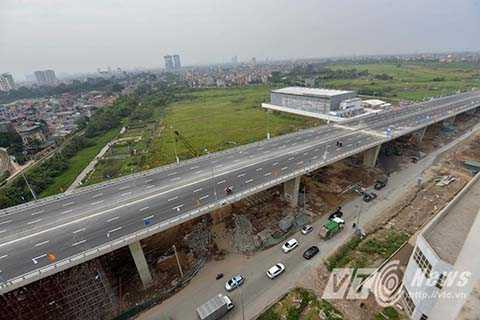 Nút giao Trung tâm quận Long Biên là khu vực thường xuyên ùn tắc kéo dài. Để giải quyết tình trạng đó, tháng 5/2014, Hà Nội chính thức khởi công cầu vượt bắc qua nút giao Trung tâm quận Long Biên có chiều dài khoảng 800m, với 6 làn xe cơ giới đi từ đường 5 sang đường Nguyễn Văn Linh qua cầu Đông Trù ra sân bay quốc tế Nội Bài.