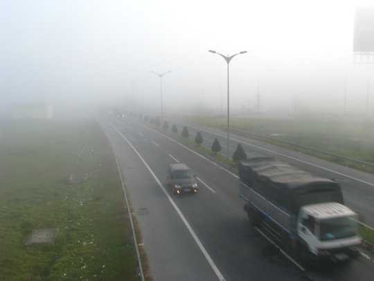 Phương tiện giao thông đường bộ phải mở đèn vào buổi sáng vì sương mù