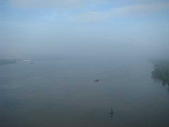 Sương mù dày đặc còn ảnh hưởng đến giao thông đường thủy