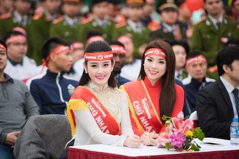 Hoa hậu Kỳ Duyên, Á hậu Huyền My quấn quít như chị em