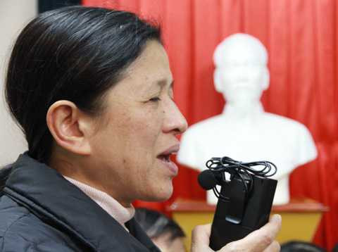 Người phụ nữ này bị rối loạn tuần hoàn não, ảnh hưởng đến chức năng nghe, chỉ nghe thấy tiếng vo ve bên tai. Sau khi được bấm huyệt, thì đã nghe rõ.