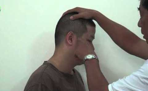 Bác sĩ Dư Quang Châu bấm huyệt để cải thiện chức năng nghe 