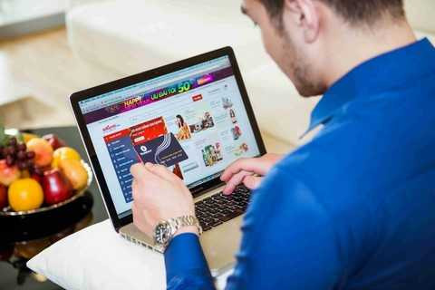 Khách hàng cũng có thể sử dụng Vingroup Card để mua sắm trực tuyến qua www.adayroi.com. Qua kênh adayroi.com, khách hàng có thể mua hàng tại VinPro, VinMart, VinDS và được tích điểm với tỷ lệ như khi mua trực tiếp tại điểm <a href='https://vtcnews.vn/kinh-te.1.0.html' >kinh doanh</a>, từ 5% tới 25% tùy sản phẩm, dịch vụ. Còn trong thế giới ngập tràn hàng hóa, dịch vụ của các nhà cung cấp khác, khách hàng được tận hưởng tỷ lệ tích điểm 2%.