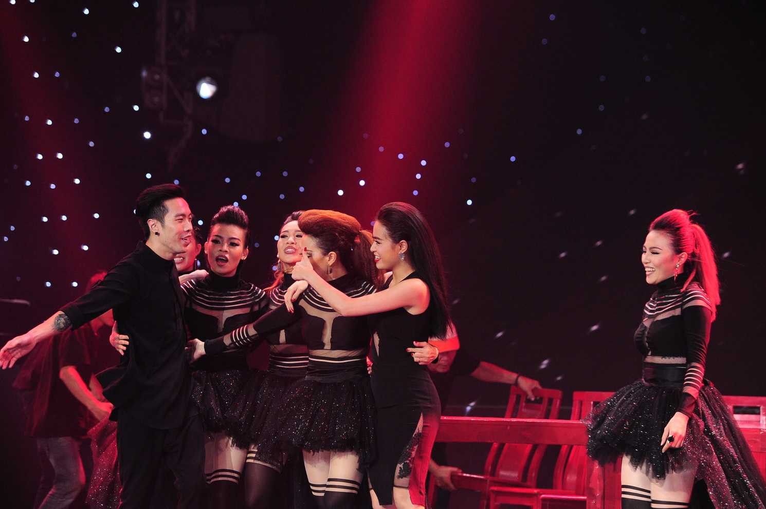 Team của nữ ca sĩ Hoàng Thùy Linh dưới sự dẫn dắt của biên đạo Minh Thư cùng DJ Dương 3D đã mang đến một bất ngờ ngoài mong đợi cho các fan hâm mộ