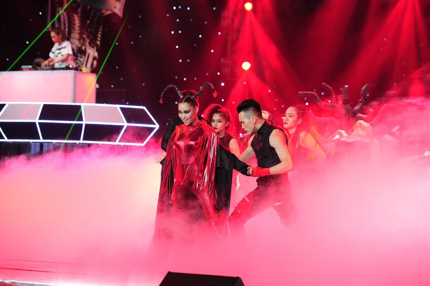 Team ca sĩ Hương Tràm dưới sự dàn dựng của biên đạo Ngọc Linh cùng DJ King Lady đã khiến khán giả bất ngờ với những nhân vật trong câu chuyện kinh hoàng về tử thần