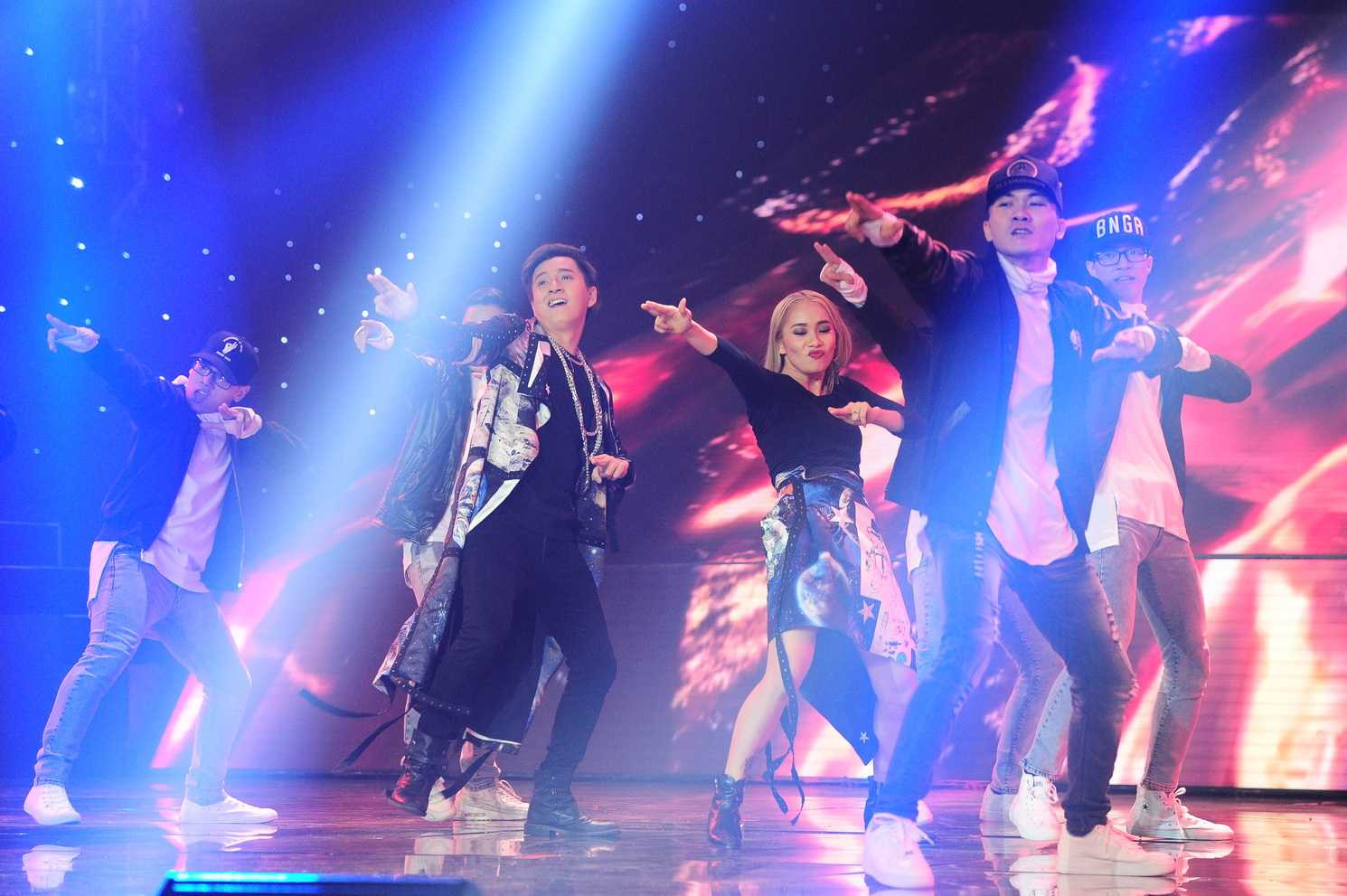 Team Ngô Kiến Huy trổ tài nhảy Dance Sport kết hợp nhảy Hip hop và tạo hình ấn tượng.