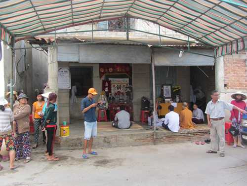 Thi thể nạn nhân đưa về nhà lo mai táng