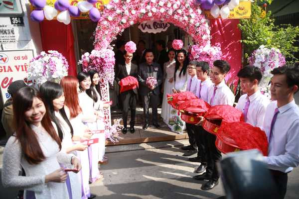 Đám cưới Trang Nhung trang trí theo tông màu hồng và tím. Đội bưng quả nhà trai cũng thắt cà vạt tím đồng điệu với trang phục của dàn nhận quả nhà gái.