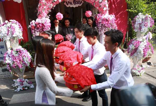 Trang Nhung âu yếm chồng trong xe hoa