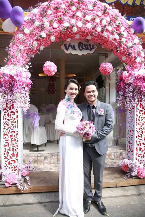 Trang Nhung rạng ngời hạnh phúc sánh vai ông xã. Sau hơn một năm đính hôn và có con gái đầu lòng, cặp đôi mới tổ chức hôn lễ.