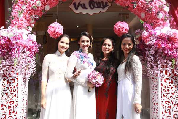 Gia đình rất mừng vì Trang Nhung tìm được bến đỗ bình yên bên người chồng giỏi giang, thành đạt. Cô dâu chụp ảnh cùng mẹ và hai chị gái.