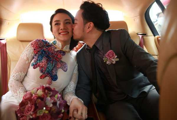 Đạo diễn 'Ma dai' cũng nắm chặt tay vợ và trao cho cô nụ hôn ngọt ngào.