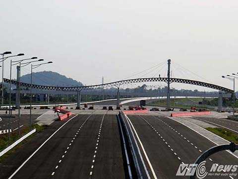 Trạm thu phí đường <a href='https://vtcnews.vn/oto-xe-may.31.0.html' >ô tô</a> cao tốc Hà Nội - Hải Phòng