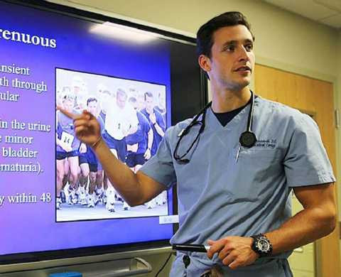 Bác sỹ 'quyến rũ nhất hành tinh' khiến trái tim hàng triệu cô gái lao đao