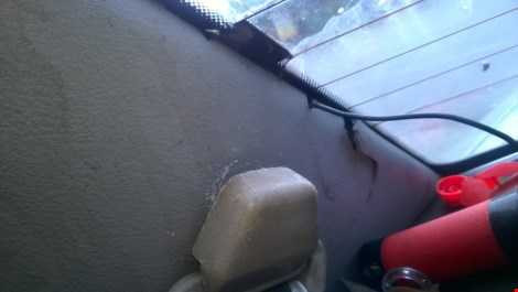 Vết hư hỏng trong xe do bình chữa cháy phát nổ gây ra. 