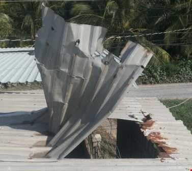 Bình chữa cháy phát nổ, bay thủng trần nhà