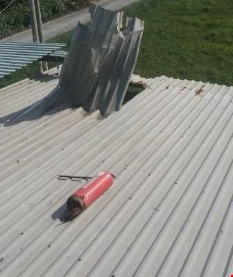 ... bay thẳng lên cao, phá thủng nóc nhà bằng tôn