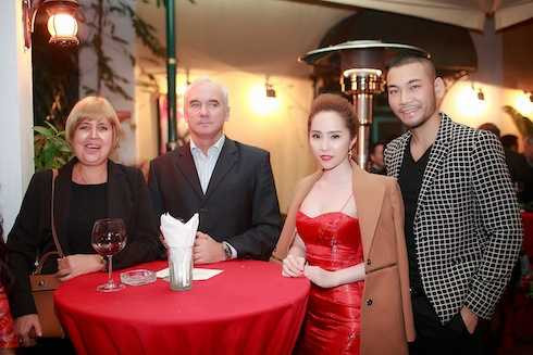 Quỳnh Nga và Doãn Tuấn đến dự một sự kiện. 