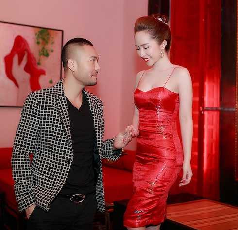 Doãn Tuấn bảnh bao với vest kẻ đầy lịch lãm. Anh luôn có những cử chỉ ân cần chăm sóc bà xã. 