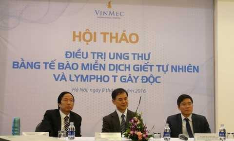 GS Terunuma, Giám đốc Viện liệu pháp sinh học Nhật Bản (người ngồi giữa) chia sẻ kinh nghiệm điều trị ung thư bằng miễn dịch tự nhiên tại Vinmec ngày 8/1/2016.