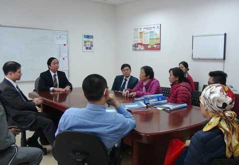 GS Terunuma (người bìa trái) cùng các bác sĩ Bệnh viện Vinmec Times City tư vấn cho khách hàng về phương pháp miễn dịch tư thân điều trị ung thư.