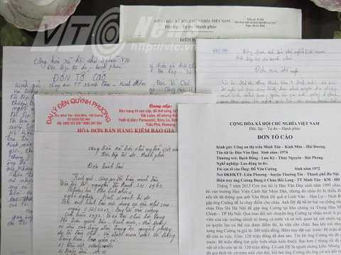 Một loạt lá đơn tố cáo hành vi lừa đảo của Đỗ Văn Cường do công an Minh Tân cung cấp