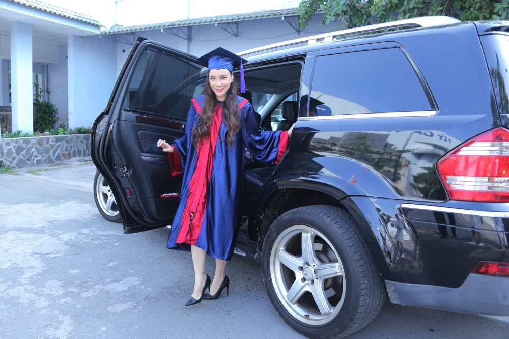Hồ Quỳnh Hương khoe xe sang bạc tỷ trong ngày trở thành giảng viên
