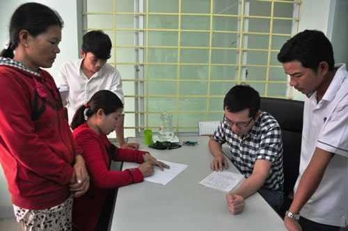 Gia đình em Ng.Th.T làm việc với Đoàn Luật sư tỉnh Quảng Ngãi