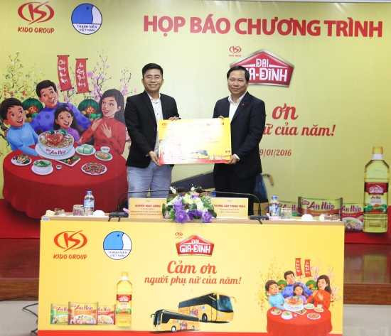 Anh Nguyễn Phi Long, Bí thư Trung ương Đoàn, Chủ tịch Hội LHTN Việt Nam (bên phải) nhận vé tượng trưng từ Tập đoàn Kido.