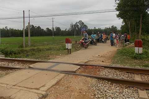 Lái <a href='https://vtcnews.vn/oto-xe-may.31.0.html' >ô tô</a>, băng đường sắt, Phó Phòng Giáo dục huyện, Hiệu trưởng, tử vong, tàu hỏa, tai nạn đường sắt