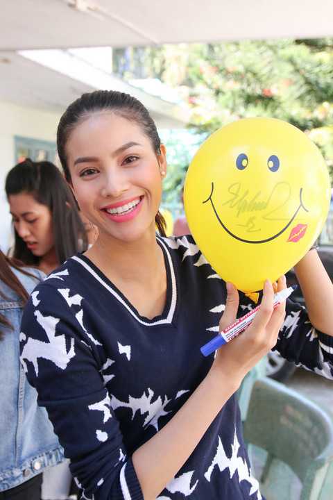 Tiếp tục với hành trình chia sẽ yêu thương, ngày 17/01 vừa qua, đoàn từ thiện của Miss Universe lại một lần nữa ghé chân đến Huyện Đức Trọng, tỉnh Lâm Đồng để thăm, trao quà tết cũng như chia sẻ với những khó khăn của người dân nơi dây nhân dịp tết Bính Thân sắp đến.