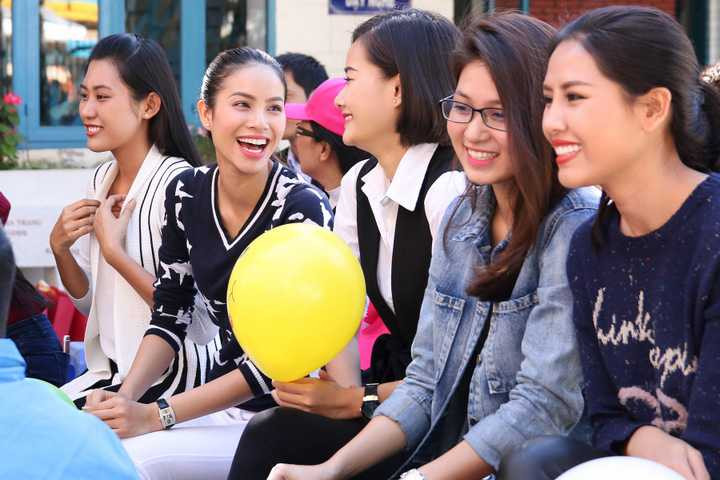 Đoàn từ thiện Miss Universe đã đến thăm, trao quà cũng như vui chơi cùng các em nhỏ trường thiểu năng Hoa Phong Lan. Đây là trường phục hồi chức năng cho hàng trăm trẻ khuyết tật, bao gồm các trẻ bị các chứng bệnh như hội chứng Down, thần kinh phân liệt, bệnh tự kỷ, chất độc màu da cam…