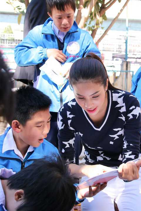 Á hậu Lệ Hằng tâm sự: “Hằng rất thích được tham gia các hoạt động từ thiện, với chương trình lần này, cảm xúc của Hằng đong đầy hơn, cứ thổn thức và bồi hồi. Chúng ta rất cần sự đóng góp lớn hơn, nhiều hơn nữa từ các tổ chức, các mạnh thường quân để cho các hoạt động từ thiện luôn được quan tâm và phát triển mỗi ngày, bởi Hằng nghĩ nơi nào có người bất hạnh thì nơi đó cũng đều cần lắm những vòng tay sẻ chia của cộng đồng”