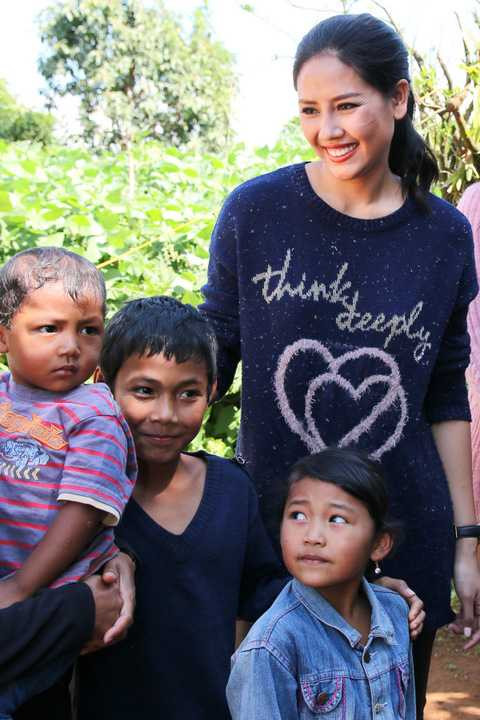 Người đẹp Nguyễn Thị Loan xúc động chia sẻ: “Vì rất bận rộn với công việc riêng nên Loan ít có cơ hội tham gia các hoạt động từ thiện. Được đồng hành cùng Miss Uviverse, chứng kiến tận mắt những cảnh đời bất hạnh, Loan rất xúc động và cảm thấy mình thật sự may mắn khi có mặt tại đây, được thấy những nụ cười, ánh mắt vui mừng của các em. Hy vọng với những món quà nhỏ và sự quan tâm của đoàn sẻ chia sẽ được phần nào những bất hạnh mà các em đang gặp phải”