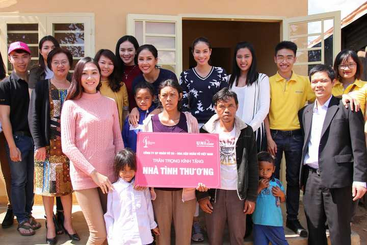 Kết thúc hoạt động tại trường Hoa Phong Lan, đoàn từ thiện Miss Universe lại tiếp tục tổ chức đến thăm hỏi và trao 4 căn nhà tình thương cho người dân ở các xã Phú Hội, Ninh Gia, N’Thôn Hạ.