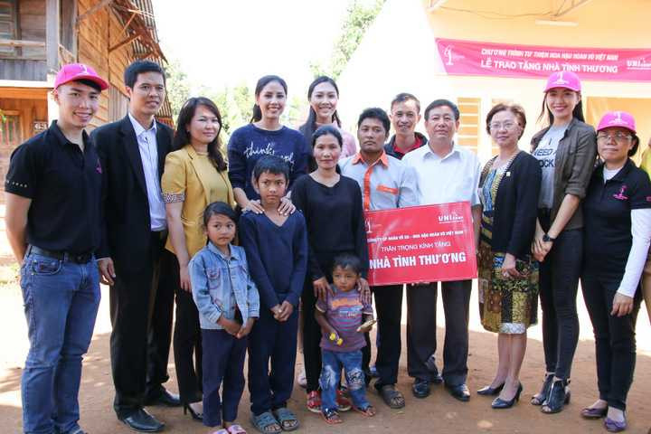 Kết thúc hành trình chia sẽ yêu thương tại huyện Đức Trọng, các người đẹp của Miss Universe sẽ tiếp tục tham gia chương trình tiếp theo trong đêm Gala đấu giá từ thiện của Miss Universe vào ngày 22/01 tại TP. Hồ Chí Minh.