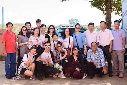 Khả Trang, Ngọc Tình và đoàn từ thiện.