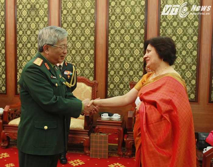 Thượng tướng Nguyễn Chí Vịnh chúc mừng Bà Preeti Saran hoàn thành nhiệm kỳ công tác tại Việt Nam - Ảnh: Hồng Pha