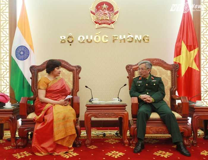 Thượng tướng Nguyễn Chí Vịnh tiếp Bà Preeti Saran - Ảnh: Hồng Pha