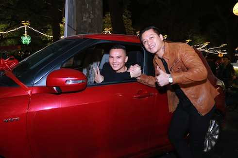 Tuấn Hưng mua <a href='https://vtcnews.vn/oto-xe-may.31.0.html' >xe ô tô</a> 700 triệu đồng tặng ca sỹ Tú Dưa.