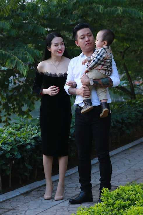 Tuấn Hưng và vợ con.