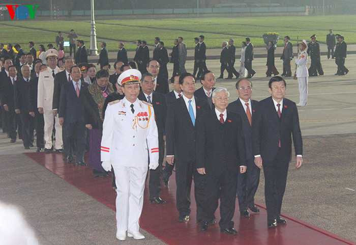 1510 đại biểu dự Đại hội Đảng XII vào Lăng viếng Chủ tịch Hồ Chí Minh