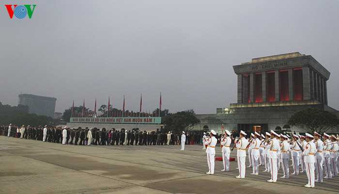 1510 đại biểu dự Đại hội Đảng XII vào Lăng viếng Chủ tịch Hồ Chí Minh