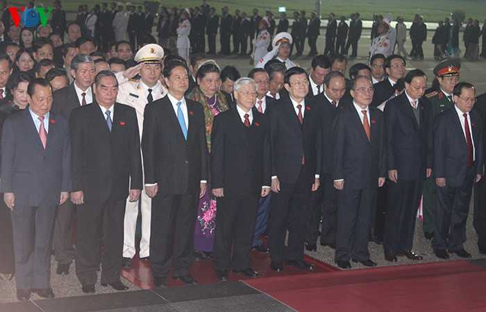 1510 đại biểu dự Đại hội Đảng XII vào Lăng viếng Chủ tịch Hồ Chí Minh