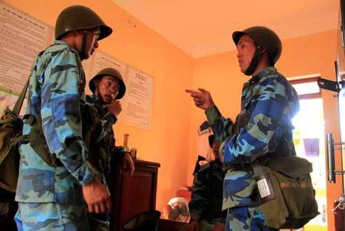 Để bảo đảm tác chiến phòng không theo kế hoạch và xử trí các tình huống phát sinh, các cán bộ, chiến sĩ đảo Trường Sa Đông (Trường Sa, Khánh Hòa) luôn coi trọng công tác huấn luyện, diễn tập. Mới đây nhất, vào sáng ngày 19/1, các cán bộ, chiến sĩ đảo Trường Sa Đông đã tổ chức buổi diễn tập phương án tác chiến phòng không. Trong ảnh: Các chiến sĩ trước giờ diễn tập.