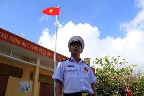 Theo thiếu tá Nguyễn Quốc Hùng, Chỉ huy trưởng đảo Trường Sa Đông, việc diễn tập tác chiến phòng không có ý nghĩa rất lớn đối với các lực lượng thực hiện nhiệm vụ trên đảo. “Việc này khẳng định nhiệm vụ sẵn sàng chiến đấu được rèn luyện thường xuyên, liên tục. Trong bất kể thời gian, hoàn cảnh nào, chúng ta cũng đưa nhiệm vụ sẵn sàng chiến đấu lên hàng đầu. Phương án tác chiến tập trung, nghiêm túc, đúng với đối sách của cấp trên nhằm rèn luyện bản lĩnh, ý chí cho cán bộ, chiến sĩ trên đảo. Chúng ta luôn sẵn sàng chiến đấu và xử trí mọi tình huống khi tác chiến xảy ra, đáp ứng yêu cầu, nhiệm vụ của đảo, của cấp trên đặt ra”, anh Hùng nói. Trong ảnh: Thiếu tá Nguyễn Quốc Hùng phát động diễn tập tác chiến phòng không vào sáng ngày 19/1.