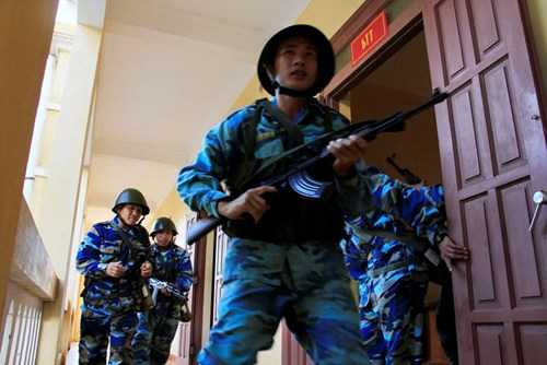 Các chiến sĩ ngay lập tức chuyển sang trạng thái sẵn sàng chiến đấu. Vừa di chuyển, các chiến sĩ vừa thông báo có báo động tác chiến phòng không cho đồng đội.