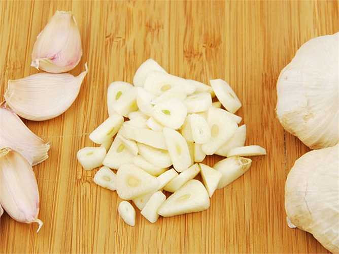 3. Tỏi: Tỏi có tác dụng khử trùng và đặc tính kháng nấm. Chỉ bằng cách ăn 3-4 tép tỏi sống mỗi ngày bạn có thể điều trị hiệu quả giun đường ruột. Chỉ cần ăn như thế và bạn sẽ thấy được những tác dụng có lợi.