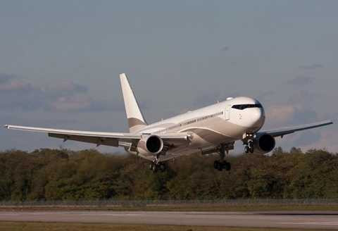 Boeing 767 33A - 83,6 triệu USD. Đây là chiếc chuyên cơ nổi tiếng mà tỷ phú người Nga, Roman Abramovich đang sở hữu. Ông mua nó với giá gần 84 triệu USD và sử dụng như một biệt thự trên không của riêng mình. Chuyên cơ này có sức chứa lên tới 30 người và có thể thoải mái tiệc tùng 